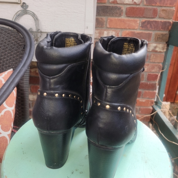 3.5 inch heeled studded black ankle booties size 8.5 - Picture 9 of 10